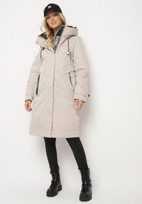 Born2be - Beżowa Pudełkowa Kurtka Typu Parka z Kapturem i Kieszeniami Kaithraea. Typ kołnierza: kaptur. Kolor: beżowy. Materiał: jeans. Sezon: zima. Styl: klasyczny, elegancki #1