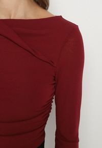 Born2be - Bordowa Marszczona Bluzka z Długim Rękawem i Detalem przy Dekolcie Estellana. Okazja: na co dzień. Kolor: czerwony. Materiał: jeans, skóra. Długość rękawa: długi rękaw. Długość: długie. Styl: klasyczny, casual #7