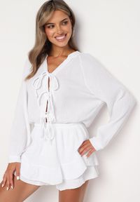 Born2be - Biały Wiązany Bawełniany Kombinezon Boho z Falbankami i Wiązaniem Lalelia. Okazja: na imprezę, na co dzień. Kolor: biały. Materiał: bawełna. Sezon: lato. Styl: boho #1