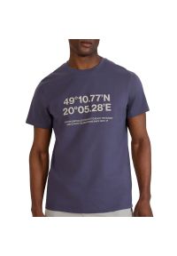 4f - Koszulka męska 4F WSS25TTSHM220922S - fioletowa. Kolor: fioletowy. Materiał: bawełna, dresówka, tkanina. Długość rękawa: krótki rękaw. Długość: krótkie #1