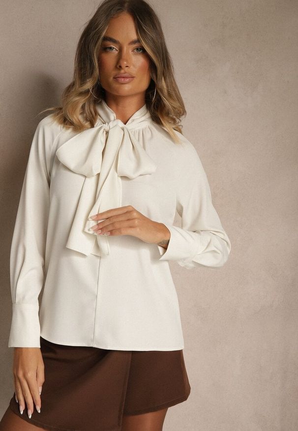 Renee - Jasnobeżowa Bluzka Vices Ozdobiona Kokardą Overile. Okazja: na co dzień. Typ kołnierza: kokarda. Kolor: beżowy. Materiał: jeans. Wzór: aplikacja. Styl: klasyczny, casual, elegancki