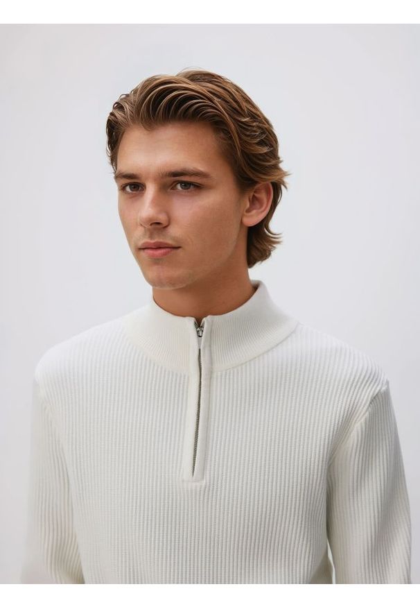 Reserved - Sweter z rozpinaną stójką - biały. Typ kołnierza: kołnierzyk stójkowy. Kolor: biały. Materiał: bawełna, dzianina