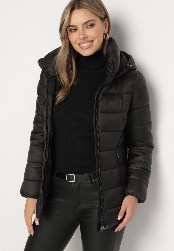 Born2be - Czarna Pikowana Kurtka z Odpinanym Kapturem Laolani. Okazja: na spacer, na co dzień. Kolor: czarny. Materiał: tkanina, jeans. Styl: casual, klasyczny