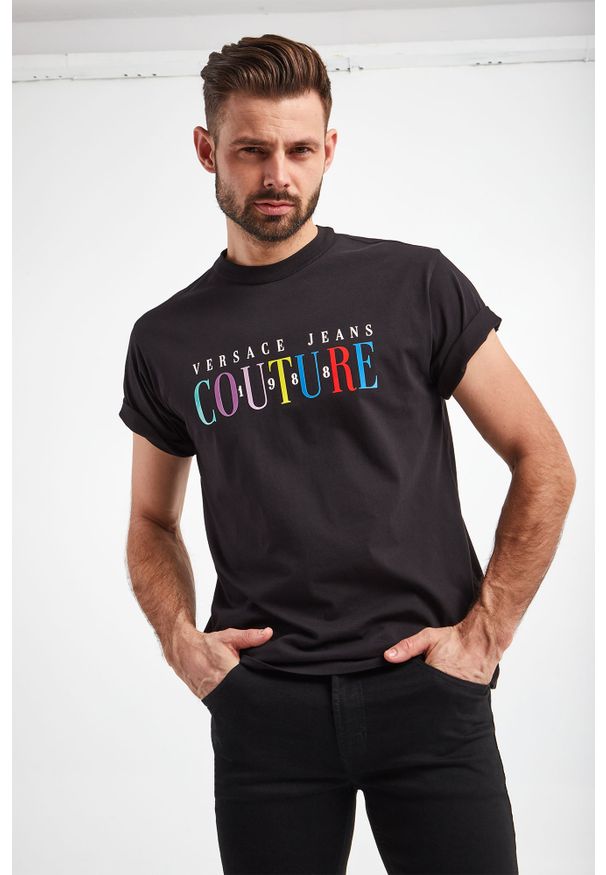 Versace Jeans Couture - T-shirt VERSACE JEANS COUTURE. Materiał: bawełna. Długość rękawa: krótki rękaw. Długość: krótkie. Wzór: kolorowy, nadruk