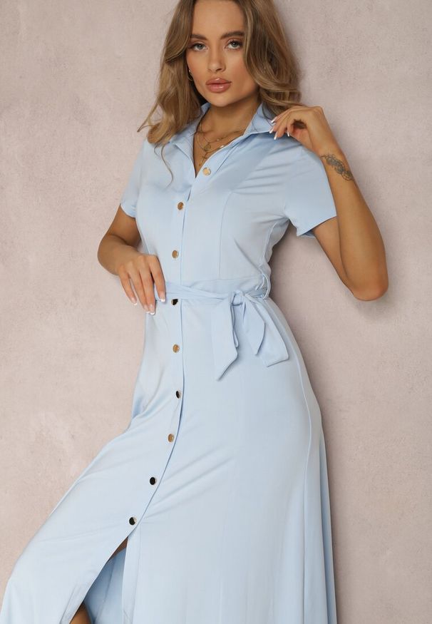 Renee - Jasnoniebieska Sukienka Koszulowa z Wiązanym Paskiem Asheila. Kolor: niebieski. Materiał: materiał. Długość rękawa: krótki rękaw. Wzór: aplikacja. Typ sukienki: koszulowe. Długość: midi