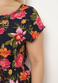 Born2be - Granatowo-Róźowa Wiskozowa Sukienka w Kwiaty z Materiałowym Paskiem w Talii Claristi. Okazja: na co dzień. Kolekcja: plus size. Kolor: niebieski. Materiał: wiskoza, materiał. Wzór: kwiaty. Sezon: lato. Typ sukienki: dla puszystych. Styl: elegancki, casual, klasyczny #7
