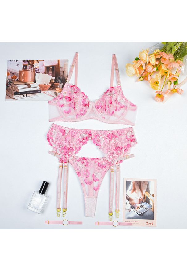 Intica - Komplet bielizny z haftem na co dzień i na specjalne okazje Chiyoe. Kolor: różowy. Materiał: materiał. Wzór: haft