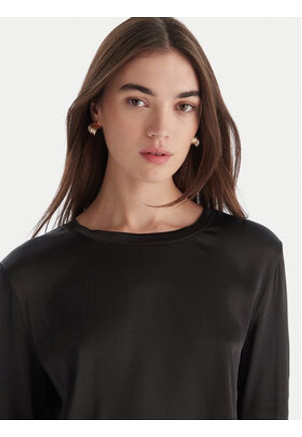 ViCOLO Bluzka TF0244 Czarny Regular Fit. Kolor: czarny. Materiał: wiskoza