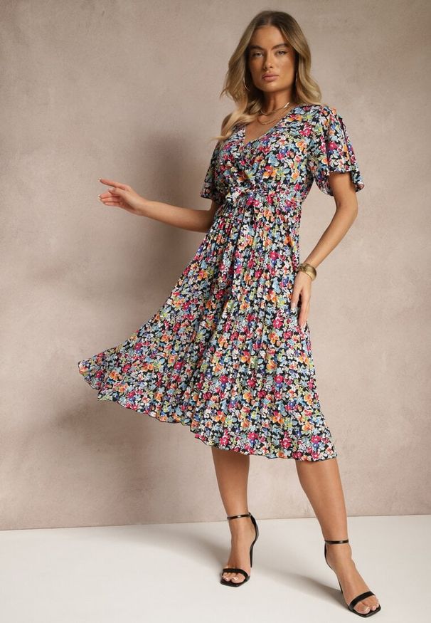 Renee - Czarna Sukienka z Plisami w Kwiecisty Print o Rozkloszowanym Kroju Lanelin. Kolor: czarny. Długość rękawa: krótki rękaw. Wzór: nadruk. Sezon: wiosna, lato. Typ sukienki: rozkloszowane