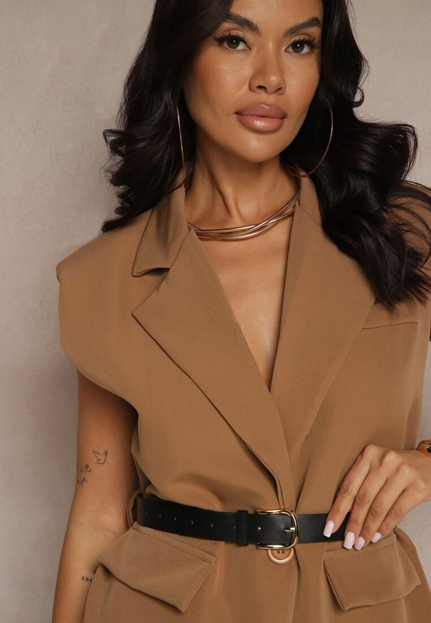 Renee - Jasnobrązowa Kamizelka Oversize w Garniturowym Stylu z Guzikiem i Paskiem z Klamrą Galazia. Okazja: do pracy, na co dzień. Kolor: brązowy. Styl: casual, klasyczny