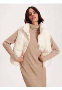 Reserved - Pikowana kamizelka - złamana biel. Materiał: tkanina. Długość: krótkie. Wzór: gładki #1