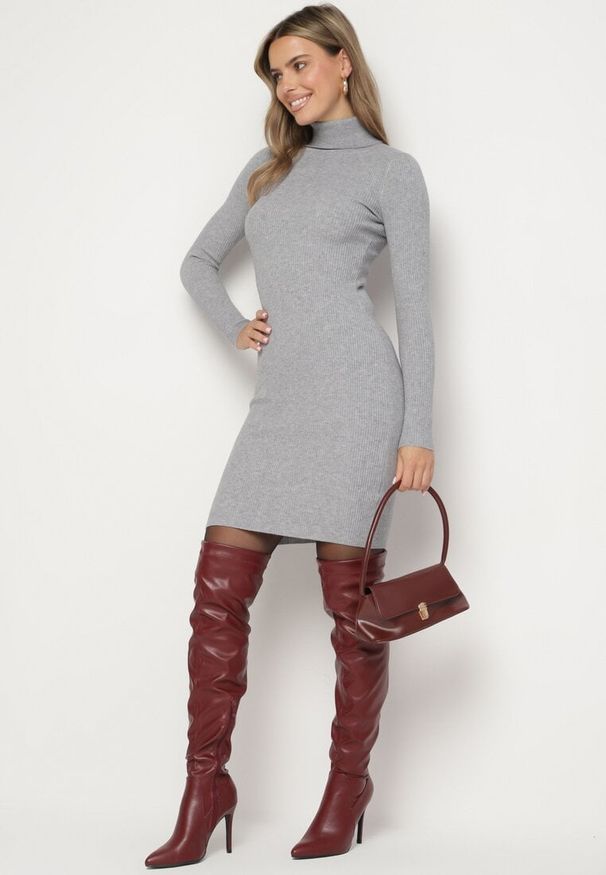 Born2be - Szara Dopasowana Sukienka z Prążkowanej Dzianiny z Golfem Seralinda. Okazja: na co dzień. Typ kołnierza: golf. Kolor: szary. Materiał: prążkowany, dzianina. Długość rękawa: długi rękaw. Styl: wizytowy, klasyczny, casual