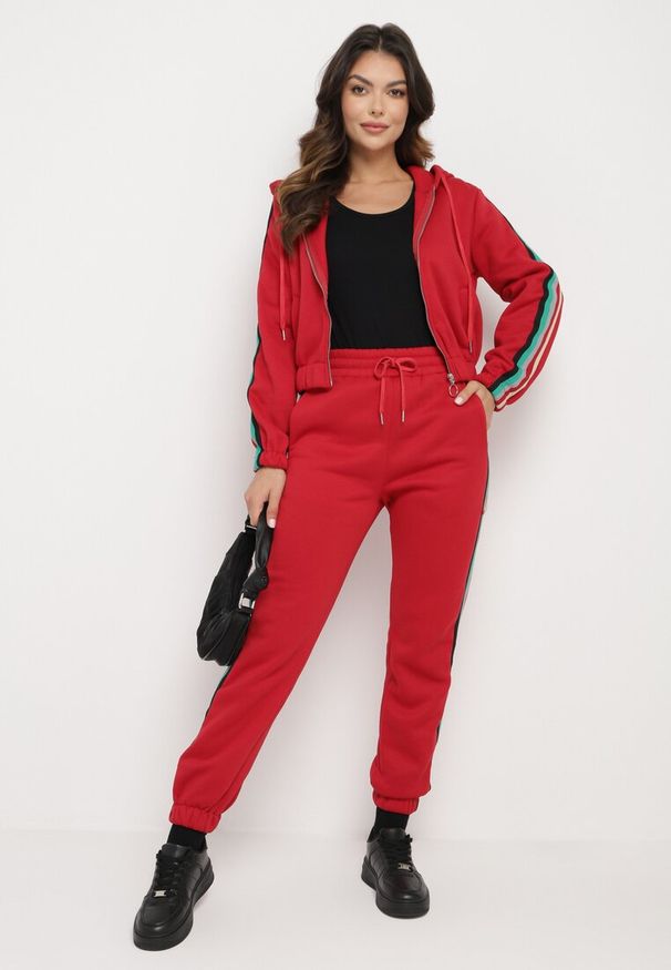 Born2be - Czerwony Komplet Dresowy Zdobiony Kolorowym Lampasem Spodnie i Bluza z Kapturem Neviantha. Kolor: czerwony. Materiał: dresówka. Wzór: kolorowy, aplikacja