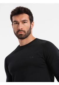Ombre Clothing - Longsleeve męski SLIM FIT z elastanem i printem – czarny V1. Okazja: na co dzień. Kolor: czarny. Materiał: elastan. Długość rękawa: długi rękaw. Wzór: nadruk. Styl: casual #8