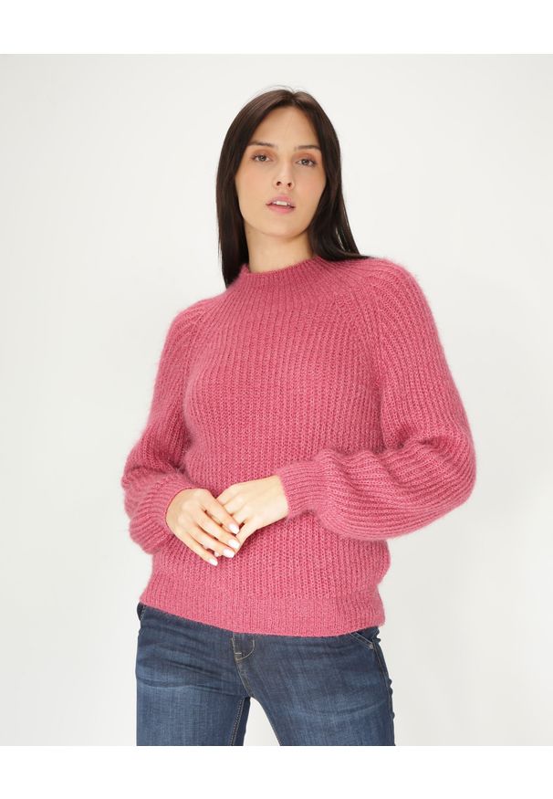 Unisono - Gładki różowy sweter. Typ kołnierza: golf. Kolekcja: plus size. Kolor: różowy. Materiał: dzianina. Długość rękawa: długi rękaw. Długość: krótkie. Wzór: gładki