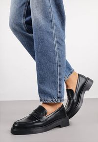 Born2be - Czarne Mokasyny Vices z Ozdobną Wstawką Akelie. Okazja: na spotkanie biznesowe, na co dzień. Kolor: czarny. Wzór: aplikacja. Styl: biznesowy, casual, elegancki