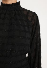 Born2be - Czarna Połyskująca Sukienka o Rozkloszowanym Kroju ze Stójką i Elastyczną Gumką w Pasie Venaraelle. Typ kołnierza: kołnierzyk stójkowy. Kolor: czarny. Wzór: aplikacja. Typ sukienki: rozkloszowane. Styl: klasyczny #4