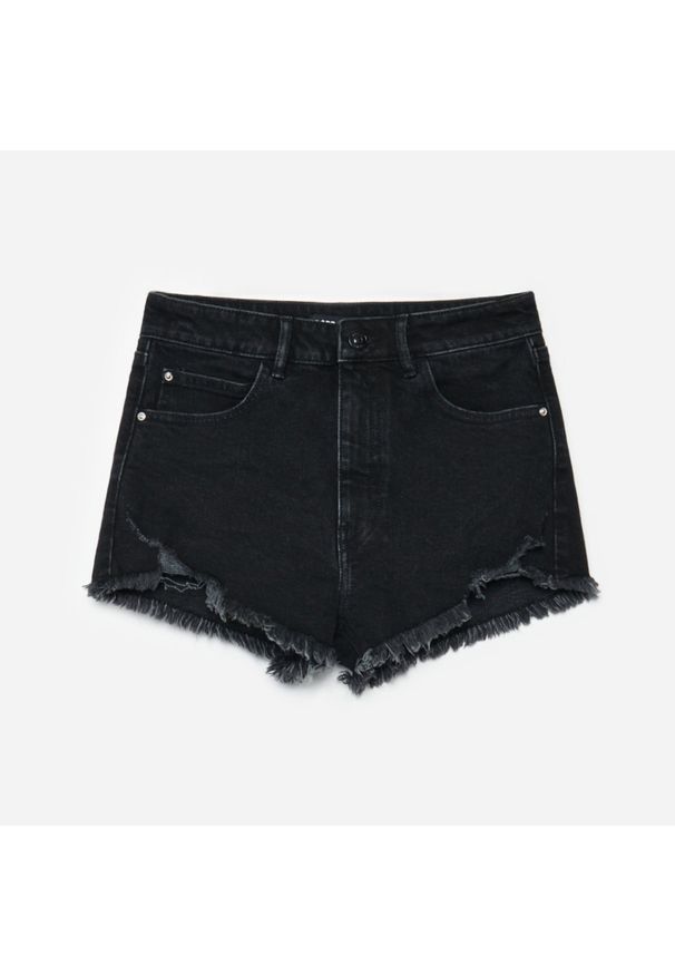 Cropp - Jeansowe szorty z postrzępioną nogawką - Czarny. Kolor: czarny. Materiał: jeans