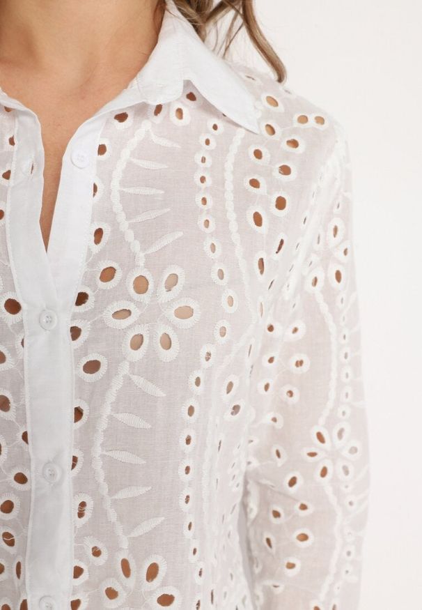 Born2be - Biała Koszula z Haftowanej Tkaniny Zapinana na Guziki Ziretta. Okazja: na co dzień. Typ kołnierza: dekolt w kształcie V. Kolor: biały. Materiał: tkanina. Długość rękawa: długi rękaw. Długość: długie. Wzór: haft. Styl: casual, elegancki