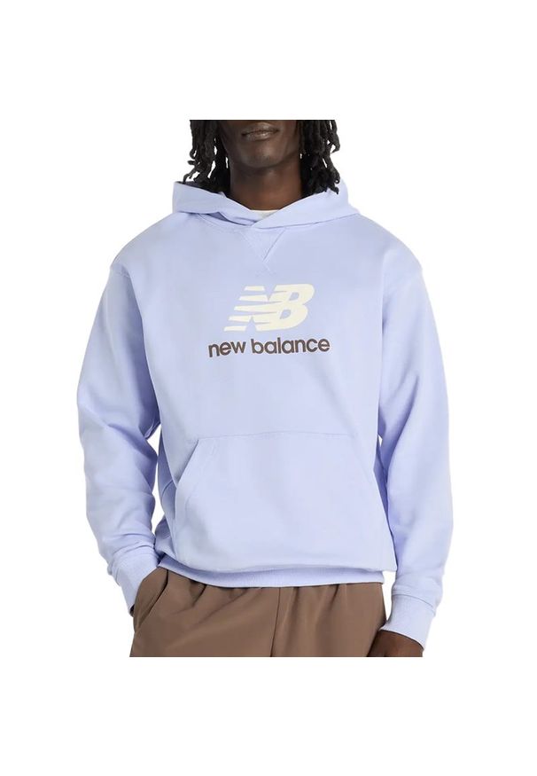 Bluza męska New Balance MT51512DYK - fioletowa. Kolor: fioletowy. Materiał: bawełna, dresówka. Wzór: aplikacja. Styl: klasyczny