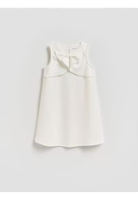 Reserved - Gładka sukienka z kokardką - biały. Typ kołnierza: kokarda. Kolor: biały. Materiał: tkanina. Wzór: gładki #1