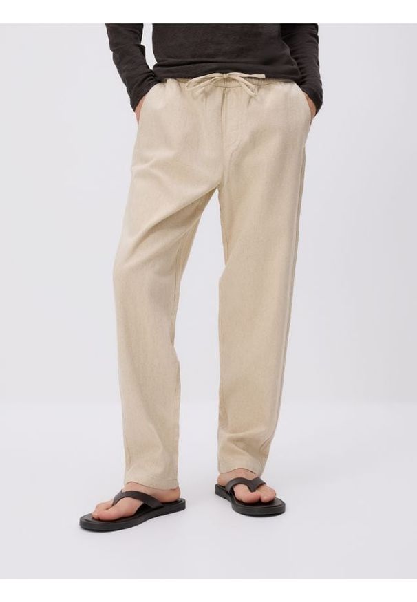 Reserved - Spodnie jogger z lnem - beżowy. Kolor: beżowy. Materiał: len