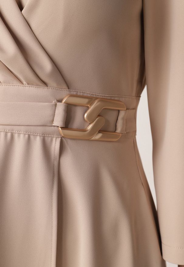 Born2be - Beżowa Kopertowa Sukienka Wieczorowa z Metaliczną Aplikacją w Talii Henalana. Okazja: na imprezę. Typ kołnierza: dekolt w serek. Kolor: beżowy. Wzór: aplikacja. Typ sukienki: kopertowe. Styl: wizytowy