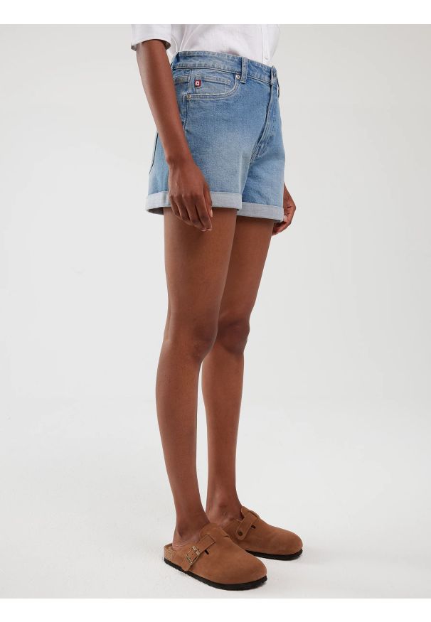 Big-Star - Szorty damskie jeansowe niebieskie Ayako 498. Okazja: na plażę, na spacer. Stan: podwyższony. Kolor: niebieski. Materiał: jeans. Sezon: lato. Styl: klasyczny