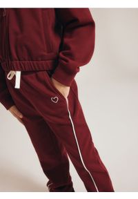 Reserved - Spodnie dresowe z przeszyciami - bordowy. Kolor: czerwony. Materiał: dresówka #1