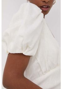 BARDOT - Bardot sukienka lniana kolor biały mini dopasowana. Kolor: biały. Materiał: len. Długość rękawa: krótki rękaw. Typ sukienki: dopasowane, asymetryczne. Długość: mini