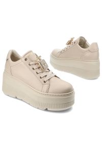 CheBello - Beżowe Sneakersy Chebello Eleganckie Obuwie Damskie Z Broszką. Kolor: beżowy. Materiał: skóra. Wzór: aplikacja. Obcas: na platformie #6