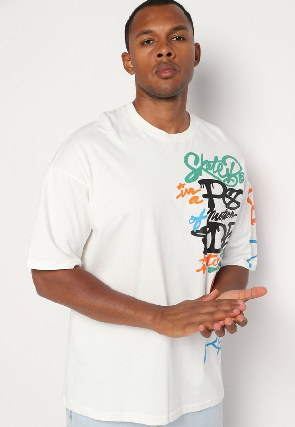 Born2be - Biała Koszulka z Bawełny Ozdobiona Nadrukiem Halconie. Okazja: na co dzień. Kolor: biały. Materiał: bawełna. Wzór: nadruk, aplikacja. Styl: casual