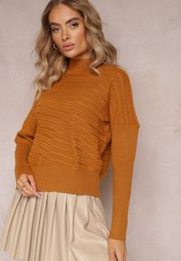Renee - Jasnobrązowy Asymetryczny Sweter z Wełną Ozdobiony Tłoczeniem Aurorrsa. Kolor: brązowy. Materiał: wełna. Wzór: aplikacja #4