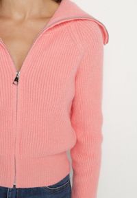 Born2be - Różowy Kardigan Dzianiny z Wełną z Golfem Zapinany na Suwak Zinellia. Okazja: na co dzień. Typ kołnierza: golf. Kolor: różowy. Materiał: dzianina, wełna. Długość rękawa: długi rękaw. Długość: długie. Styl: casual, klasyczny #4