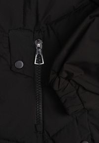 Renee - Czarna Kurtka z Kapturem Ozdobiona Pikowaniem Lilora. Okazja: na co dzień, na spacer. Typ kołnierza: kaptur. Kolor: czarny. Materiał: jeans. Wzór: aplikacja. Styl: casual, elegancki #4