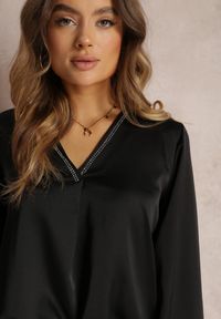 Renee - Czarna Bluzka Satynowa z Trójkątnym Dekoltem Meli. Okazja: na randkę, na co dzień. Kolor: czarny. Materiał: satyna. Wzór: aplikacja. Styl: casual, wizytowy #4