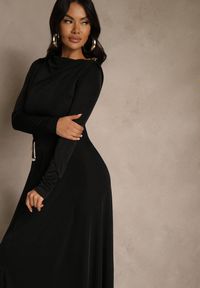 Renee - Czarna Sukienka Koktajlowa z Marszczeniem i Metaliczną Ozdobą Retanda. Okazja: do pracy, na spotkanie biznesowe, na imprezę, na randkę. Kolor: czarny. Wzór: aplikacja. Typ sukienki: asymetryczne. Styl: wizytowy #5