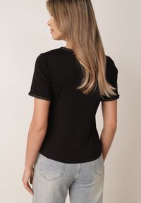 Born2be - Czarny Minimalistyczny T-shirt z Bawełny Zdobiony Warkoczowymi Lamówkami Thessele. Okazja: na co dzień. Kolor: czarny. Materiał: bawełna. Wzór: aplikacja. Styl: casual, klasyczny #3