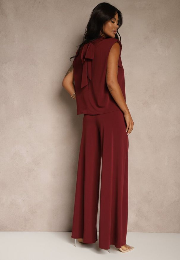 Renee - Bordowy Komplet Spodnie o Szerokim Kroju i Bluzka Ozdobiona Wiązaniem Halomia. Kolor: czerwony. Wzór: aplikacja