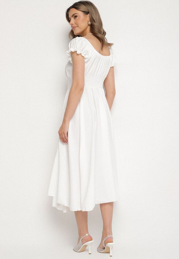 Born2be - Biała Sukienka z Bawełną Typu Hiszpanka z Ozdobnymi Bufkami Lunaleia. Okazja: na co dzień. Typ kołnierza: dekolt hiszpanka. Kolor: biały. Materiał: bawełna. Styl: elegancki, casual, klasyczny