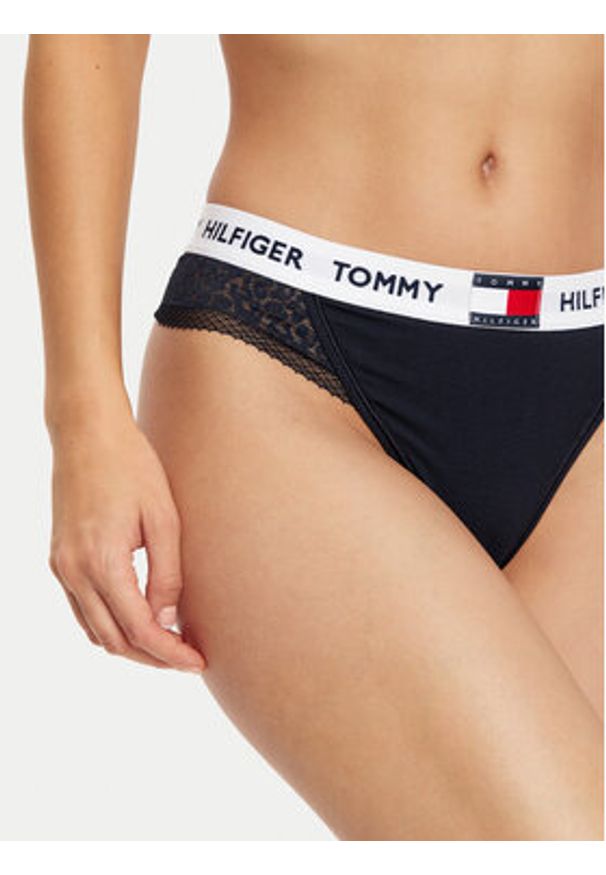 TOMMY HILFIGER - Tommy Hilfiger Stringi UW0UW05619 Granatowy. Kolor: niebieski. Materiał: syntetyk