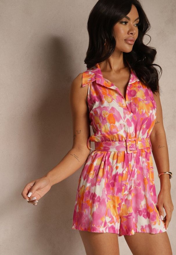 Renee - Fuksjowy Koszulowy Kombinezon Bez Rękawów z Wiskozą z Paskiem Tolinassa. Okazja: na co dzień, na spacer. Kolor: różowy. Materiał: wiskoza. Długość rękawa: bez rękawów. Wzór: kwiaty. Sezon: lato. Styl: elegancki, casual