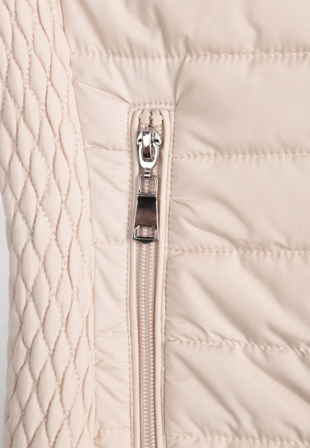 Renee - Beżowa Kamizelka ze Stójką z Pikowaniem i Kieszeniami Valoreth. Okazja: na spotkanie biznesowe, na co dzień. Typ kołnierza: kołnierzyk stójkowy. Kolor: beżowy. Styl: elegancki, biznesowy, klasyczny, casual