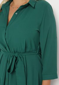 Born2be - Ciemnozielona Rozkloszowana Mini Sukienka Zapinana na Guziki z Materiałowym Paskiem Vleco. Kolor: zielony. Materiał: materiał. Długość: mini