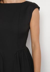 Born2be - Czarna Sukienka o Rozkloszowanym Kroju z Wiązaniem i Dekoltem w Łódkę Aladriela. Okazja: na co dzień. Typ kołnierza: dekolt w łódkę. Kolor: czarny. Długość rękawa: krótki rękaw. Sezon: wiosna, lato. Styl: klasyczny, casual #7