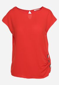 Born2be - Czerwony Koszulka T-shirt Bluzka z Krótkim Rękawem ze Zdobnymi Guzikami Qloella. Kolor: czerwony. Materiał: tkanina. Długość rękawa: krótki rękaw. Długość: krótkie. Sezon: lato #2