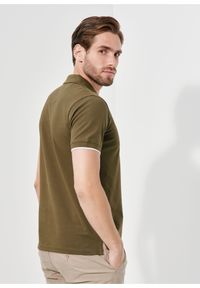 Ochnik - Koszulka polo męska w kolorze khaki. Typ kołnierza: polo. Kolor: zielony. Materiał: bawełna. Długość rękawa: krótki rękaw. Długość: krótkie