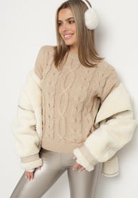 Born2be - Ciemnobeżowy Sweter z Bawełną i Ozdobnym Splotem Savalissea. Okazja: na spotkanie biznesowe. Kolor: beżowy. Materiał: bawełna. Wzór: ze splotem. Styl: biznesowy, klasyczny, elegancki #4