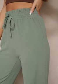 Renee - Ciemnozielone Szerokie Spodnie High Waist z Gumką w Pasie Savimirae. Okazja: na co dzień. Stan: podwyższony. Kolor: zielony. Styl: elegancki, casual
