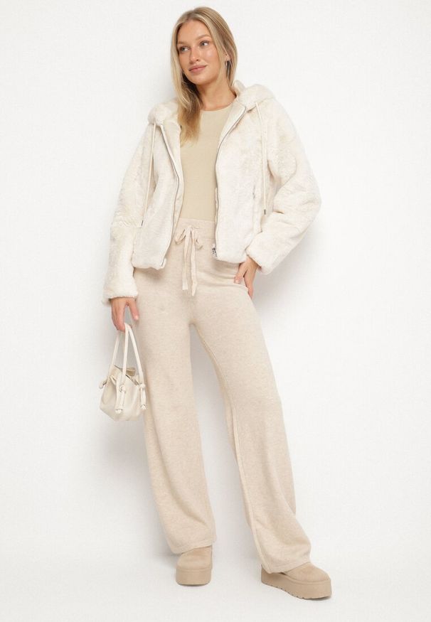 Born2be - Beżowa Casualowa Kurtka Futerko z Kapturem Nindrie. Okazja: na co dzień. Typ kołnierza: kaptur. Kolor: beżowy. Materiał: futro. Styl: casual